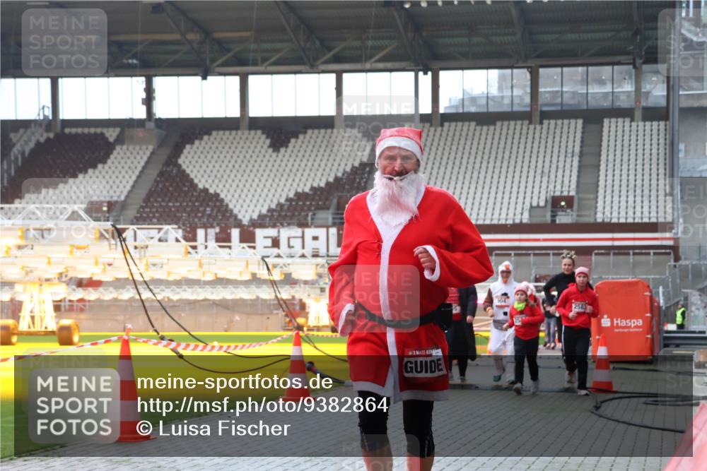 07.12.2025 - St. Pauli X-Mass-Run No. 15 Luisa Fischer http://msf.ph/oto/9382864 07.12.2025 10:50:53 Ziel 2581, 40, 564, 904, 905, 1726, 1729, 1730, 2250, 2460, 2575, 2582, 2583, 2584, 2763, 3287, 3291, 3368, 4075, 4110, 4111, 4537, 4756, 4757, 4759, 4760, 4855 meine-sportfotos.de