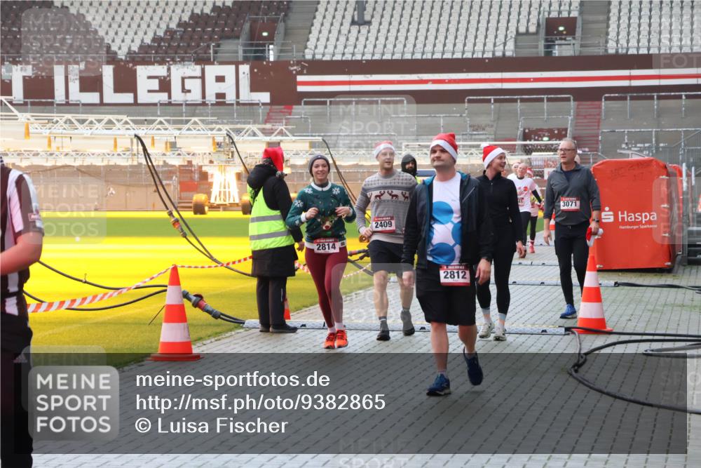 07.12.2025 - St. Pauli X-Mass-Run No. 15 Luisa Fischer http://msf.ph/oto/9382865 07.12.2025 11:24:20 Ziel 2814, 2409, 2812, 3071, 1, 593, 813, 2037, 2387, 2389, 2409, 2814, 3071, 3190, 3191, 3302, 3361, 4648, 4840, 4841 meine-sportfotos.de