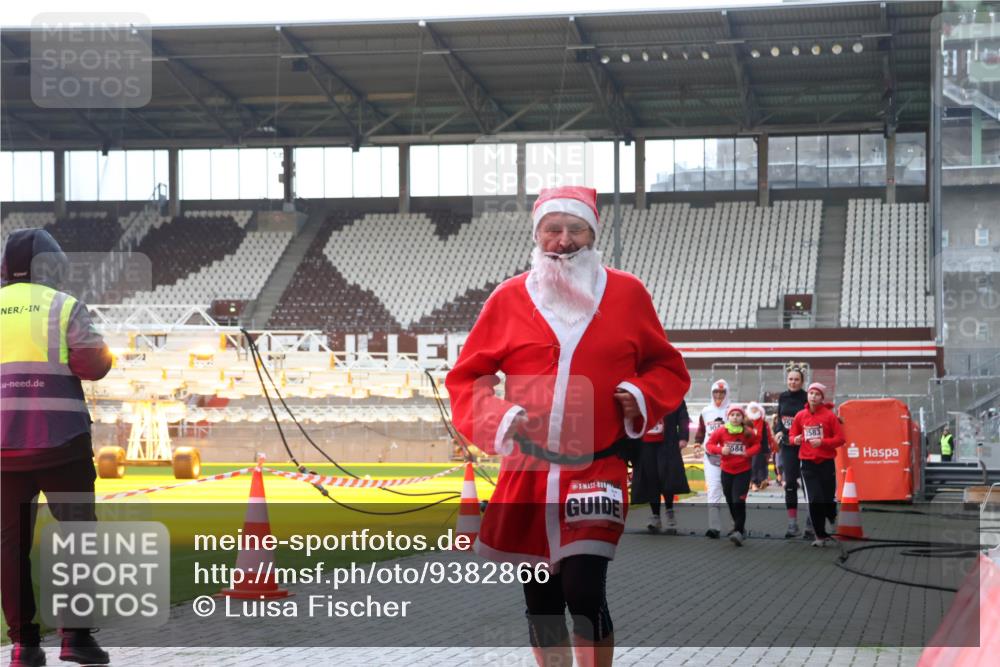 07.12.2025 - St. Pauli X-Mass-Run No. 15 Luisa Fischer http://msf.ph/oto/9382866 07.12.2025 10:50:53 Ziel 584, 2583, 40, 564, 904, 905, 1726, 1729, 1730, 2250, 2460, 2575, 2582, 2583, 2584, 2763, 3287, 3291, 3368, 4075, 4110, 4111, 4537, 4756, 4757, 4759, 4760, 4855 meine-sportfotos.de