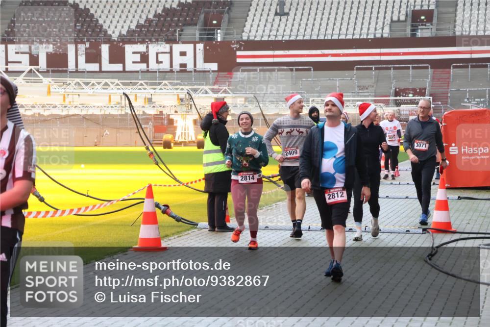 07.12.2025 - St. Pauli X-Mass-Run No. 15 Luisa Fischer http://msf.ph/oto/9382867 07.12.2025 11:24:20 Ziel 2814, 2409, 2812, 4841, 3071, 593, 813, 2037, 2387, 2389, 2409, 2814, 3071, 3190, 3191, 3302, 3361, 4648, 4840, 4841 meine-sportfotos.de