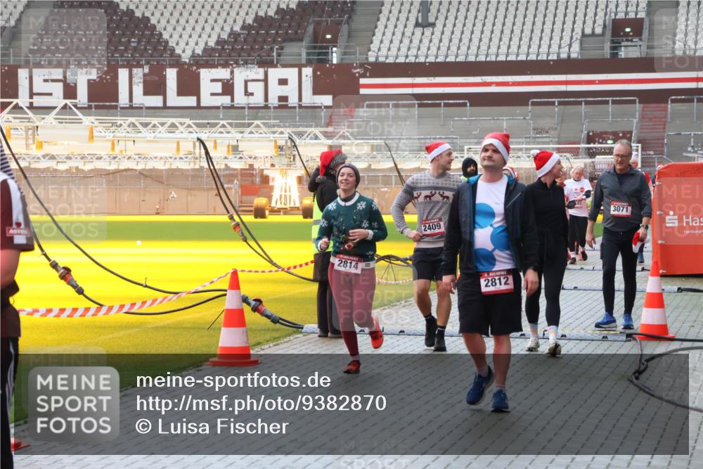 07.12.2025 - St. Pauli X-Mass-Run No. 15 Luisa Fischer http://msf.ph/oto/9382870 07.12.2025 11:24:20 Ziel 2814, 2409, 2812, 7, 3071, 593, 813, 2037, 2387, 2389, 2409, 2814, 3071, 3190, 3191, 3302, 3361, 4648, 4840, 4841 meine-sportfotos.de