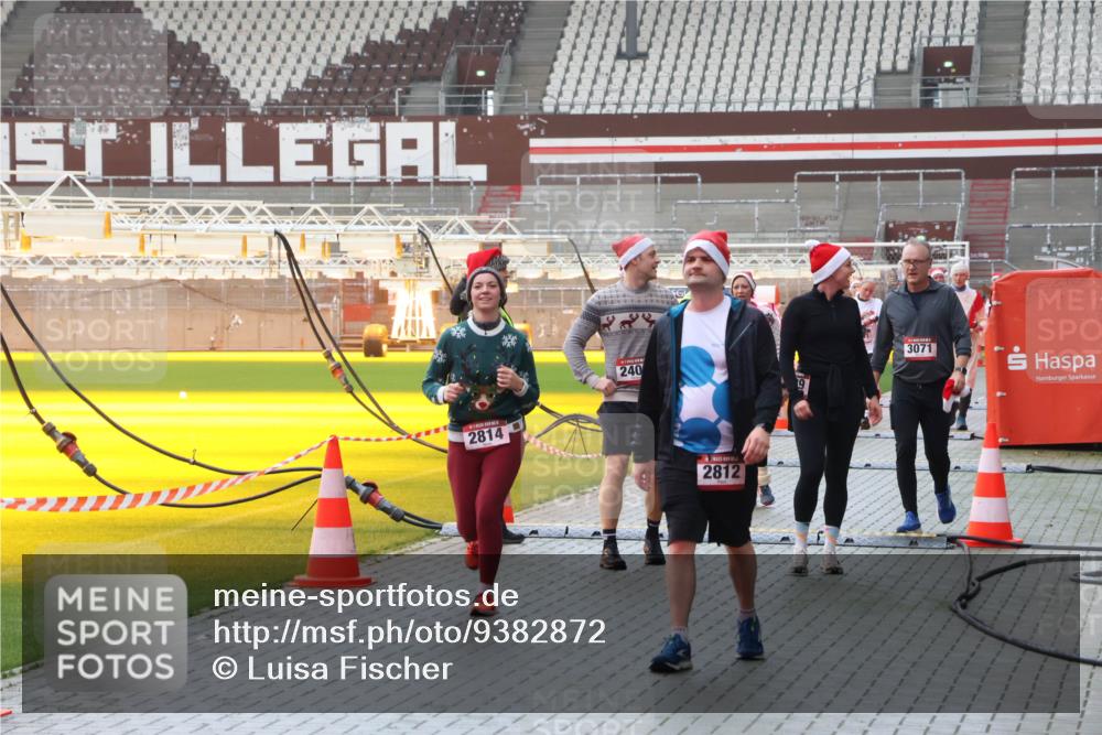 07.12.2025 - St. Pauli X-Mass-Run No. 15 Luisa Fischer http://msf.ph/oto/9382872 07.12.2025 11:24:21 Ziel 2814, 240, 2812, 3071, 1, 593, 813, 2037, 2387, 2389, 2409, 2814, 3071, 3190, 3191, 3302, 3361, 4648, 4840, 4841 meine-sportfotos.de
