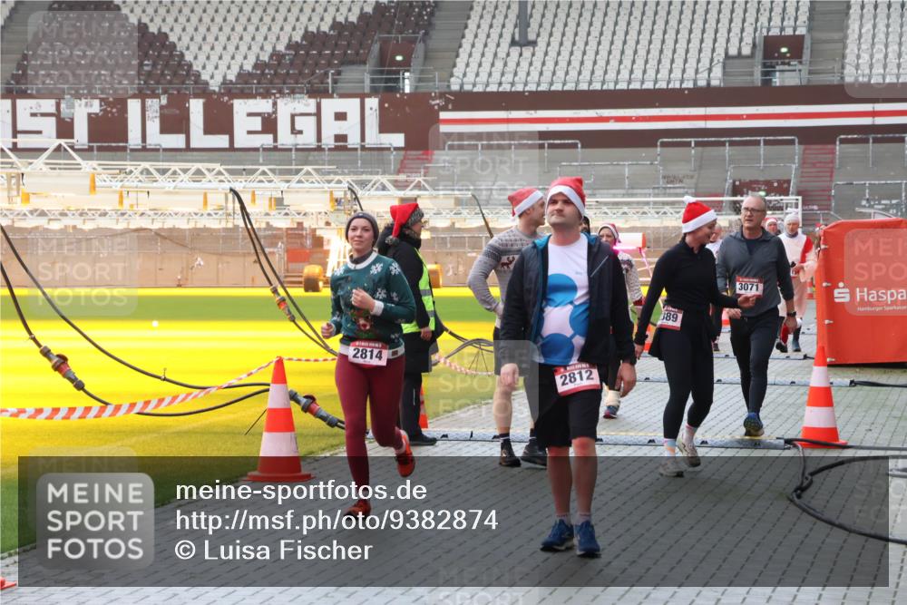 07.12.2025 - St. Pauli X-Mass-Run No. 15 Luisa Fischer http://msf.ph/oto/9382874 07.12.2025 11:24:21 Ziel 2814, 2812, 389, 3071, 1, 593, 813, 2037, 2387, 2389, 2409, 2814, 3071, 3190, 3191, 3302, 3361, 4648, 4840, 4841 meine-sportfotos.de