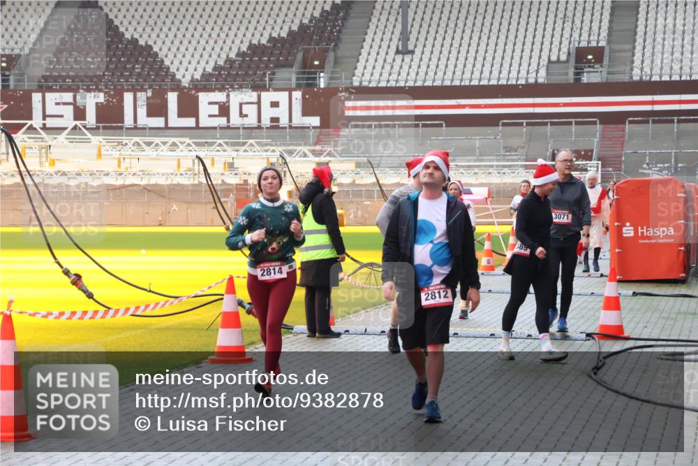 07.12.2025 - St. Pauli X-Mass-Run No. 15 Luisa Fischer http://msf.ph/oto/9382878 07.12.2025 11:24:21 Ziel 2814, 2812, 389, 3071, 593, 813, 2037, 2387, 2389, 2409, 2814, 3071, 3190, 3191, 3302, 3361, 4648, 4840, 4841 meine-sportfotos.de