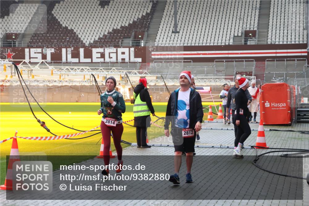 07.12.2025 - St. Pauli X-Mass-Run No. 15 Luisa Fischer http://msf.ph/oto/9382880 07.12.2025 11:24:22 Ziel 2814, 2812, 9, 313, 593, 813, 2037, 2386, 2387, 2388, 2389, 2409, 2814, 3071, 3190, 3191, 3302, 3361, 4648, 4840, 4841 meine-sportfotos.de