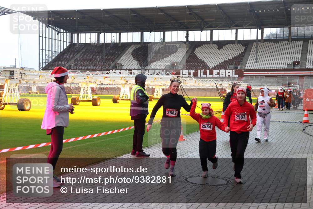 07.12.2025 - St. Pauli X-Mass-Run No. 15 Luisa Fischer http://msf.ph/oto/9382881 07.12.2025 10:51:00 Ziel 2582, 2584, 2583, 904, 381, 564, 904, 905, 1726, 1729, 1730, 2250, 2460, 2582, 2583, 2584, 2737, 2738, 2763, 3287, 3291, 3368, 4075, 4110, 4111, 4535, 4537, 4756, 4757, 4759, 4760, 4881 meine-sportfotos.de