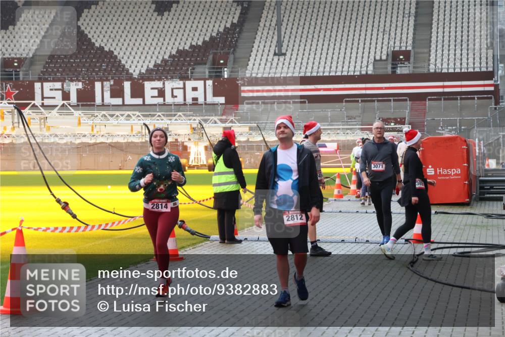 07.12.2025 - St. Pauli X-Mass-Run No. 15 Luisa Fischer http://msf.ph/oto/9382883 07.12.2025 11:24:22 Ziel 2814, 2812, 3071, 389, 593, 813, 2037, 2386, 2387, 2388, 2389, 2409, 2814, 3071, 3190, 3191, 3302, 3361, 4648, 4840, 4841 meine-sportfotos.de