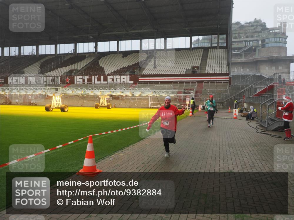 07.12.2025 - St. Pauli X-Mass-Run No. 15 Fabian Wolf http://msf.ph/oto/9382884 07.12.2025 10:10:30 Ziel 550, 964, 1571, 2083, 2087 meine-sportfotos.de