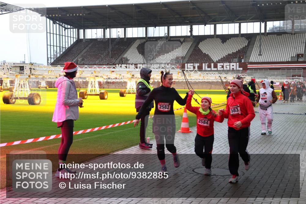 07.12.2025 - St. Pauli X-Mass-Run No. 15 Luisa Fischer http://msf.ph/oto/9382885 07.12.2025 10:51:00 Ziel 2582, 1583, 2584, 904, 381, 564, 904, 905, 1726, 1729, 1730, 2250, 2460, 2582, 2583, 2584, 2737, 2738, 2763, 3287, 3291, 3368, 4075, 4110, 4111, 4535, 4537, 4756, 4757, 4759, 4760, 4881 meine-sportfotos.de