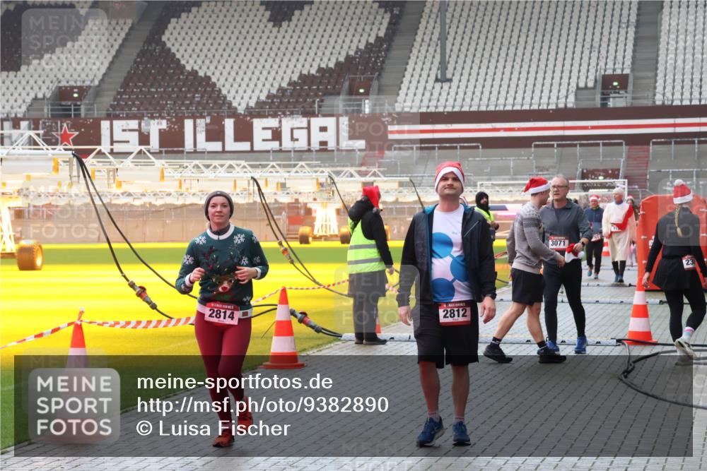 07.12.2025 - St. Pauli X-Mass-Run No. 15 Luisa Fischer http://msf.ph/oto/9382890 07.12.2025 11:24:23 Ziel 2814, 2812, 3071, 23, 593, 813, 2037, 2386, 2387, 2388, 2389, 2409, 2814, 3071, 3190, 3191, 3361, 4648, 4840, 4841 meine-sportfotos.de