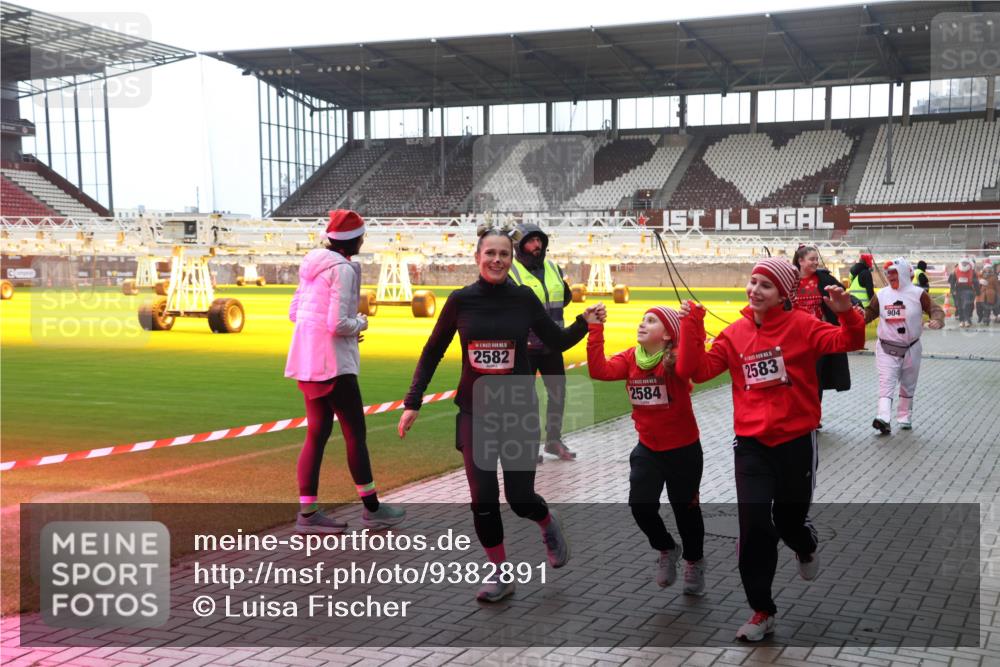 07.12.2025 - St. Pauli X-Mass-Run No. 15 Luisa Fischer http://msf.ph/oto/9382891 07.12.2025 10:51:01 Ziel 2582, 2584, 2583, 904, 381, 564, 904, 905, 1726, 1729, 1730, 2250, 2460, 2582, 2583, 2584, 2737, 2738, 2763, 3287, 3291, 3368, 4075, 4110, 4111, 4535, 4537, 4756, 4757, 4759, 4760, 4881 meine-sportfotos.de