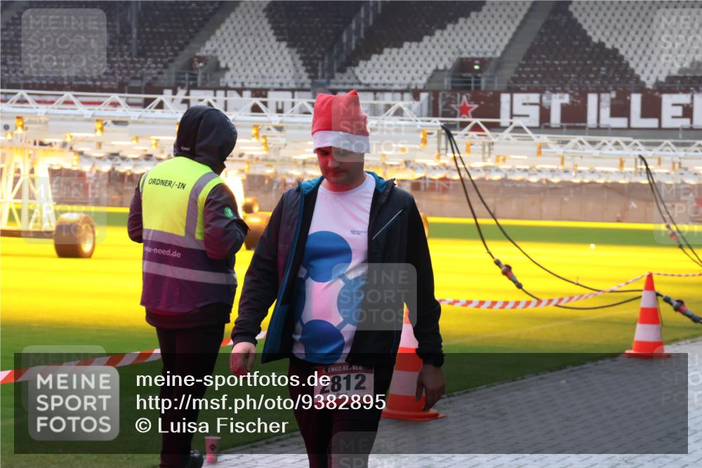 07.12.2025 - St. Pauli X-Mass-Run No. 15 Luisa Fischer http://msf.ph/oto/9382895 07.12.2025 11:24:28 Ziel 15, 2812, 593, 672, 813, 2386, 2387, 2388, 2389, 2409, 2605, 2606, 2814, 2875, 2881, 3071, 3190, 3191, 3361, 4840, 4841 meine-sportfotos.de