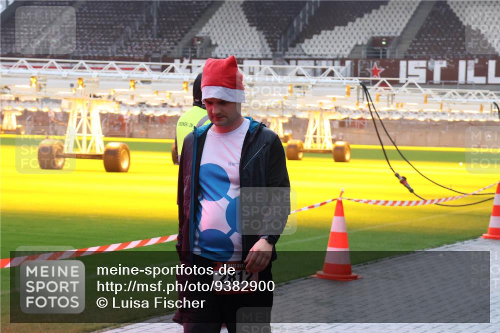 07.12.2025 - St. Pauli X-Mass-Run No. 15 Luisa Fischer http://msf.ph/oto/9382900 07.12.2025 11:24:29 Ziel 2812, 593, 672, 813, 2386, 2387, 2388, 2389, 2409, 2605, 2606, 2814, 2875, 2881, 3071, 3190, 3191, 3361, 4840, 4841 meine-sportfotos.de