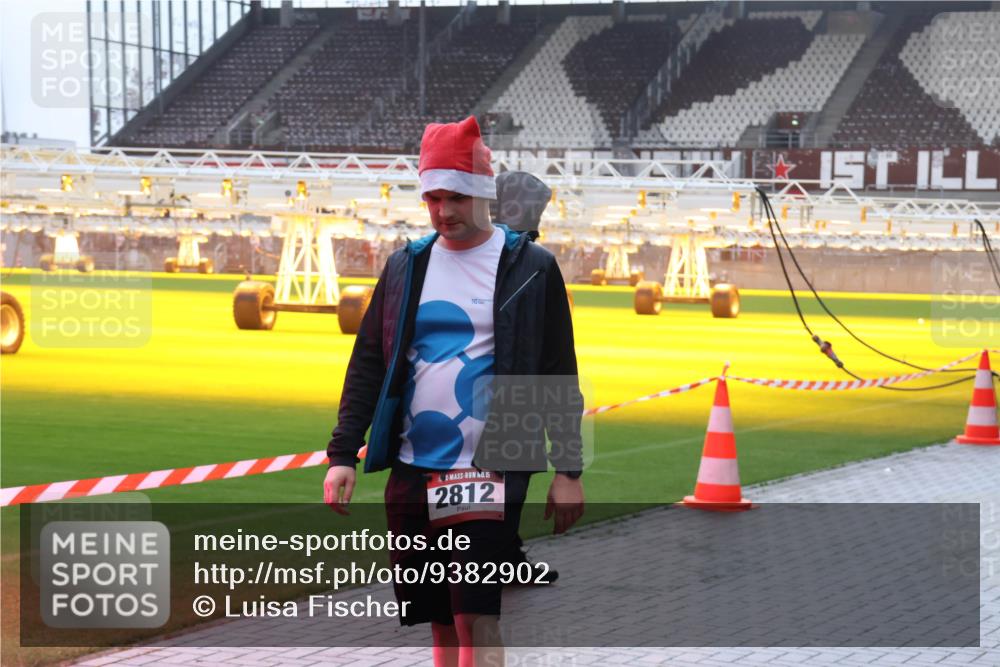 07.12.2025 - St. Pauli X-Mass-Run No. 15 Luisa Fischer http://msf.ph/oto/9382902 07.12.2025 11:24:29 Ziel 0, 15, 2812, 593, 672, 813, 2386, 2387, 2388, 2389, 2409, 2605, 2606, 2814, 2875, 2881, 3071, 3190, 3191, 3361, 4840, 4841 meine-sportfotos.de