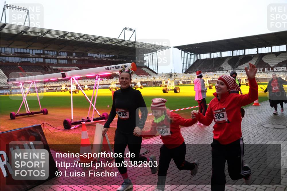 07.12.2025 - St. Pauli X-Mass-Run No. 15 Luisa Fischer http://msf.ph/oto/9382903 07.12.2025 10:51:02 Ziel 2582, 5, 2584, 15, 583, 905, 381, 564, 904, 905, 1726, 1729, 1730, 2250, 2460, 2582, 2583, 2584, 2737, 2738, 2763, 3287, 3291, 3368, 4075, 4110, 4111, 4535, 4537, 4756, 4757, 4759, 4760, 4881 meine-sportfotos.de