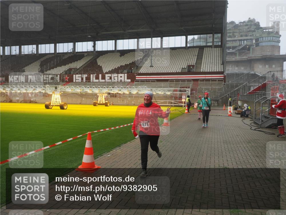 07.12.2025 - St. Pauli X-Mass-Run No. 15 Fabian Wolf http://msf.ph/oto/9382905 07.12.2025 10:10:31 Ziel 550, 964, 1571, 2083, 2087 meine-sportfotos.de