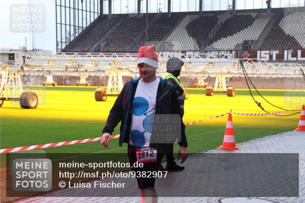 07.12.2025 - St. Pauli X-Mass-Run No. 15 Luisa Fischer http://msf.ph/oto/9382907 07.12.2025 11:24:29 Ziel 2812, 593, 672, 813, 2386, 2387, 2388, 2389, 2409, 2605, 2606, 2814, 2875, 2881, 3071, 3190, 3191, 3361, 4840, 4841 meine-sportfotos.de