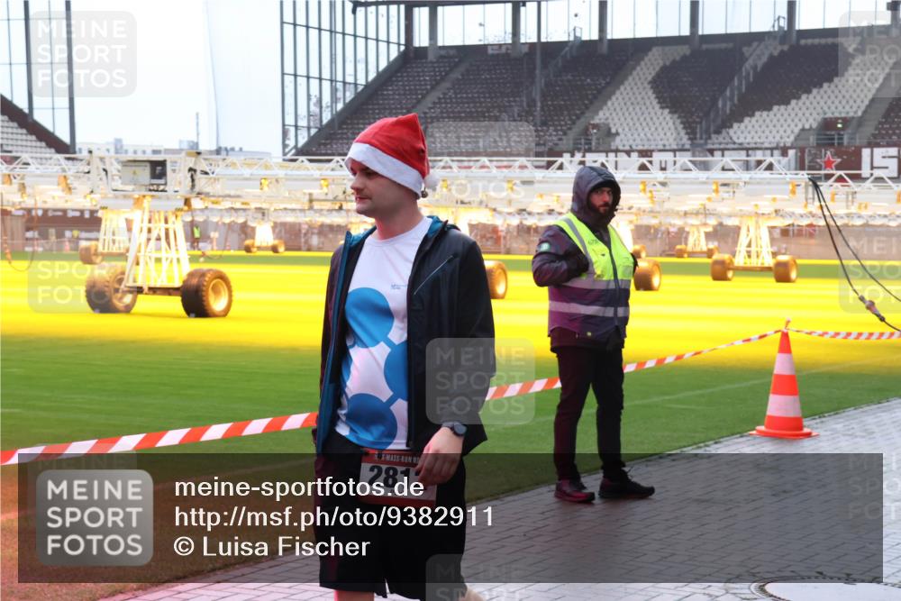 07.12.2025 - St. Pauli X-Mass-Run No. 15 Luisa Fischer http://msf.ph/oto/9382911 07.12.2025 11:24:30 Ziel 281, 593, 672, 813, 1773, 2386, 2387, 2388, 2389, 2409, 2605, 2606, 2814, 2875, 2881, 3071, 3190, 3191, 3361, 4840, 4841 meine-sportfotos.de