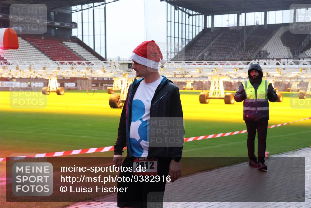 07.12.2025 - St. Pauli X-Mass-Run No. 15 Luisa Fischer http://msf.ph/oto/9382916 07.12.2025 11:24:30 Ziel 2812, 593, 672, 813, 1773, 2386, 2387, 2388, 2389, 2409, 2605, 2606, 2814, 2875, 2881, 3071, 3190, 3191, 3361, 4840, 4841 meine-sportfotos.de