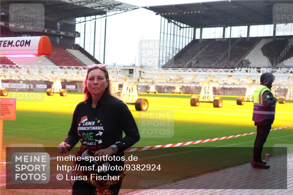 07.12.2025 - St. Pauli X-Mass-Run No. 15 Luisa Fischer http://msf.ph/oto/9382924 07.12.2025 10:51:20 Ziel 249, 381, 564, 769, 1093, 1691, 1726, 1729, 1730, 2250, 2460, 2582, 2583, 2584, 2737, 2738, 2763, 3199, 3287, 3291, 3342, 3368, 4075, 4535, 4537, 4757, 4759, 4760, 4881 meine-sportfotos.de