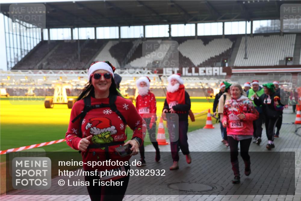 07.12.2025 - St. Pauli X-Mass-Run No. 15 Luisa Fischer http://msf.ph/oto/9382932 07.12.2025 10:51:21 Ziel 4110, 2763, 249, 381, 564, 769, 1093, 1691, 1726, 1729, 1730, 2250, 2460, 2583, 2737, 2738, 2763, 3199, 3287, 3291, 3342, 3368, 4075, 4535, 4537, 4760, 4881 meine-sportfotos.de