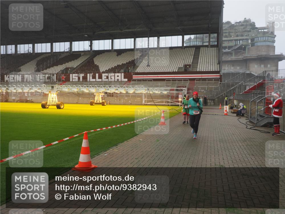 07.12.2025 - St. Pauli X-Mass-Run No. 15 Fabian Wolf http://msf.ph/oto/9382943 07.12.2025 10:10:32 Ziel 550, 964, 1571, 2083, 2087 meine-sportfotos.de