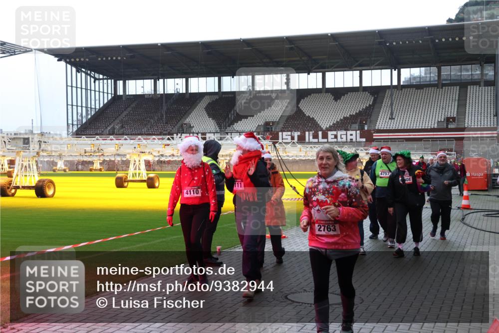 07.12.2025 - St. Pauli X-Mass-Run No. 15 Luisa Fischer http://msf.ph/oto/9382944 07.12.2025 10:51:22 Ziel 4110, 111, 2763, 4757, 249, 381, 564, 769, 1093, 1691, 1726, 1729, 1730, 2250, 2460, 2737, 2738, 2763, 3199, 3287, 3291, 3342, 3368, 4075, 4535, 4537, 4760, 4881 meine-sportfotos.de