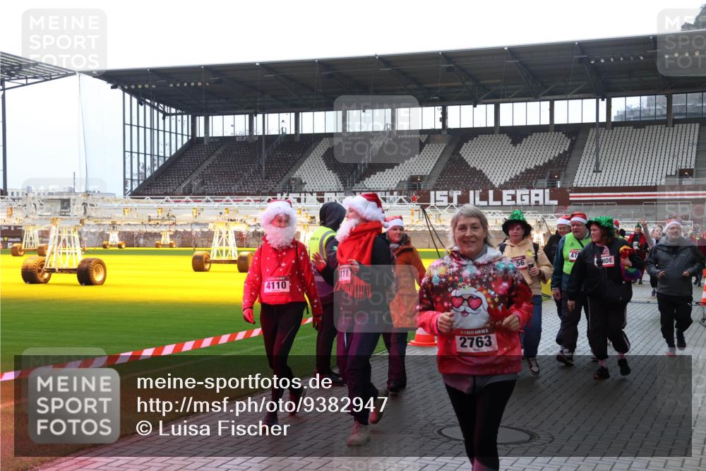 07.12.2025 - St. Pauli X-Mass-Run No. 15 Luisa Fischer http://msf.ph/oto/9382947 07.12.2025 10:51:23 Ziel 4110, 111, 5, 2763, 56, 47, 249, 381, 564, 769, 1093, 1691, 1726, 1729, 1730, 2250, 2460, 2737, 2738, 2763, 3199, 3287, 3342, 3368, 4535, 4537, 4760, 4881 meine-sportfotos.de