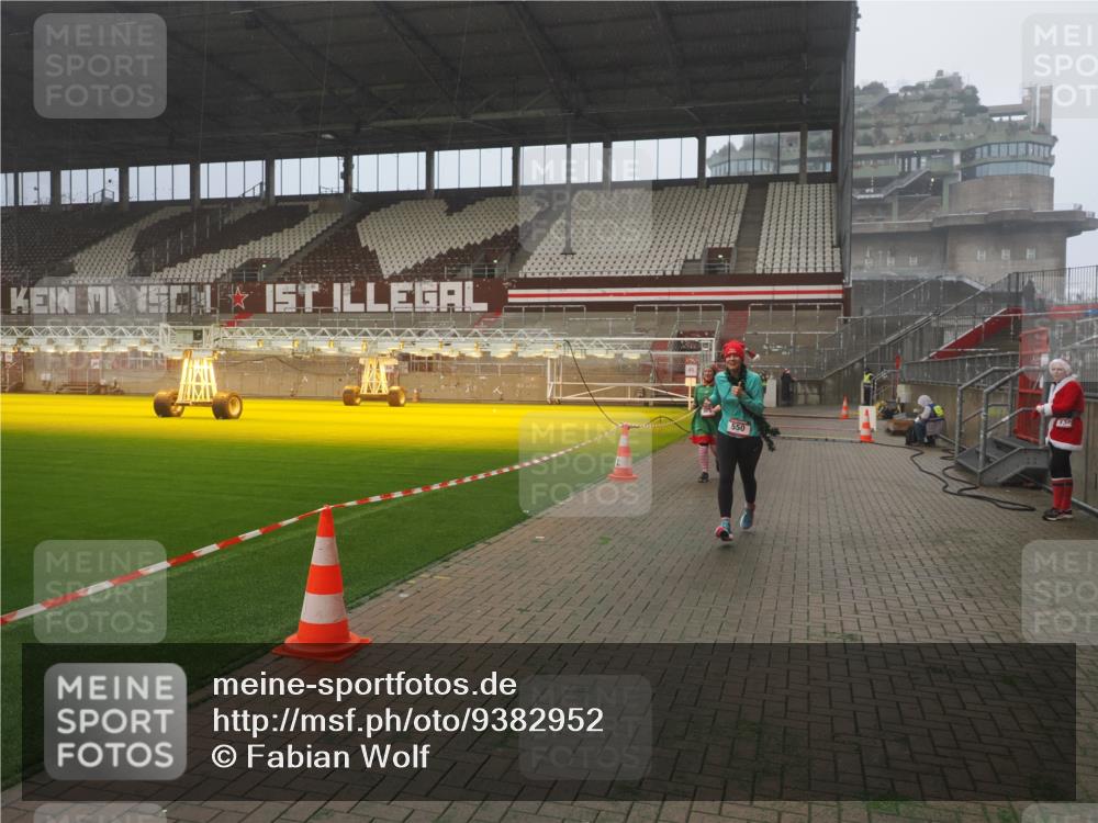 07.12.2025 - St. Pauli X-Mass-Run No. 15 Fabian Wolf http://msf.ph/oto/9382952 07.12.2025 10:10:32 Ziel 550, 964, 1571, 2083, 2087 meine-sportfotos.de