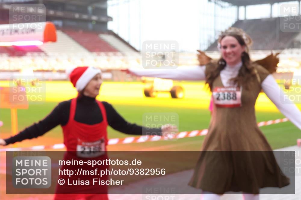07.12.2025 - St. Pauli X-Mass-Run No. 15 Luisa Fischer http://msf.ph/oto/9382956 07.12.2025 11:24:43 Ziel 2386, 2388, 672, 813, 1320, 1773, 2386, 2388, 2399, 2400, 2402, 2448, 2480, 2605, 2606, 2814, 2852, 2875, 2881, 3092, 3194, 3361, 4840, 4841 meine-sportfotos.de
