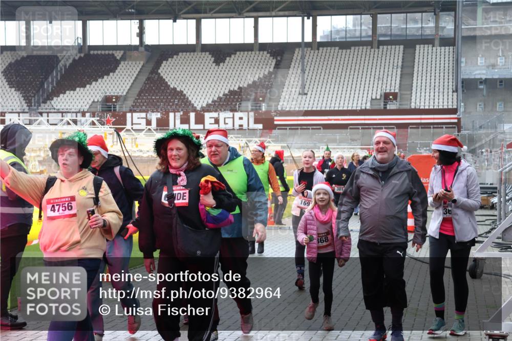 07.12.2025 - St. Pauli X-Mass-Run No. 15 Luisa Fischer http://msf.ph/oto/9382964 07.12.2025 10:51:25 Ziel 5, 4756, 169, 368, 381, 36, 249, 381, 564, 769, 1093, 1691, 1726, 1729, 1730, 2250, 2460, 2737, 2738, 2763, 3199, 3342, 3368, 4535, 4537, 4760, 4881 meine-sportfotos.de