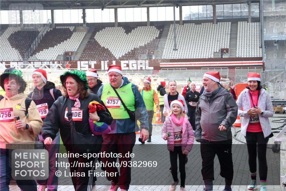 07.12.2025 - St. Pauli X-Mass-Run No. 15 Luisa Fischer http://msf.ph/oto/9382969 07.12.2025 10:51:26 Ziel 5, 756, 4759, 759, 4757, 368, 381, 336, 249, 381, 564, 769, 1093, 1691, 1726, 1729, 1730, 2737, 2738, 2763, 3199, 3342, 3368, 4535, 4537, 4760, 4881 meine-sportfotos.de