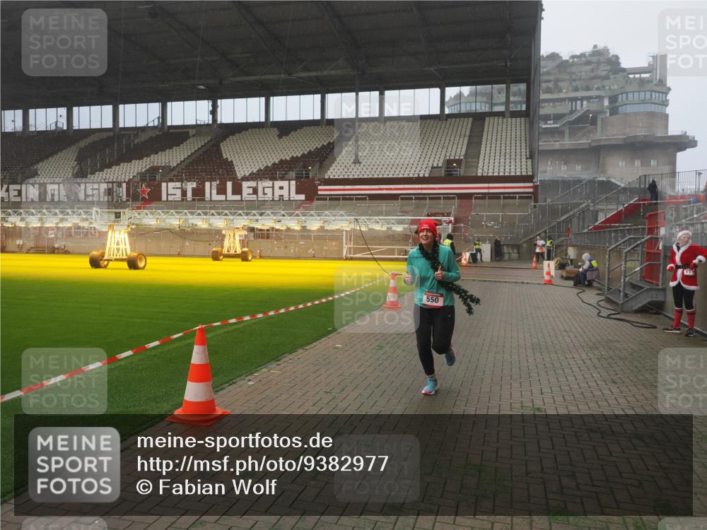 07.12.2025 - St. Pauli X-Mass-Run No. 15 Fabian Wolf http://msf.ph/oto/9382977 07.12.2025 10:10:33 Ziel 550, 964, 1571, 2083, 2087 meine-sportfotos.de