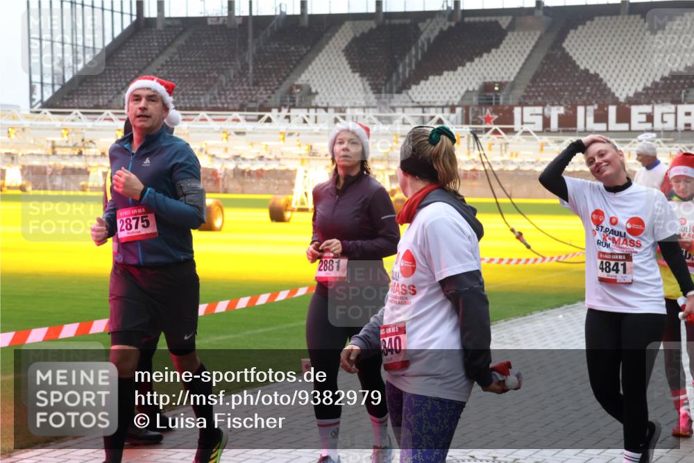 07.12.2025 - St. Pauli X-Mass-Run No. 15 Luisa Fischer http://msf.ph/oto/9382979 07.12.2025 11:24:46 Ziel 15, 2875, 1, 2881, 4841, 5, 840, 672, 813, 1320, 1752, 1773, 2386, 2388, 2399, 2400, 2402, 2448, 2480, 2605, 2606, 2814, 2852, 2875, 2881, 3092, 3194, 3361, 4840, 4841 meine-sportfotos.de