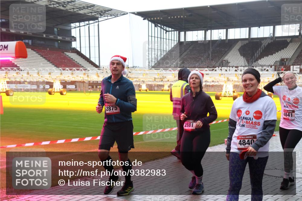 07.12.2025 - St. Pauli X-Mass-Run No. 15 Luisa Fischer http://msf.ph/oto/9382983 07.12.2025 11:24:47 Ziel 2875, 2881, 4841, 15, 4840, 672, 813, 1320, 1752, 1773, 2386, 2388, 2399, 2400, 2402, 2448, 2480, 2605, 2606, 2814, 2852, 2875, 2881, 3092, 3194, 3361, 4840, 4841 meine-sportfotos.de