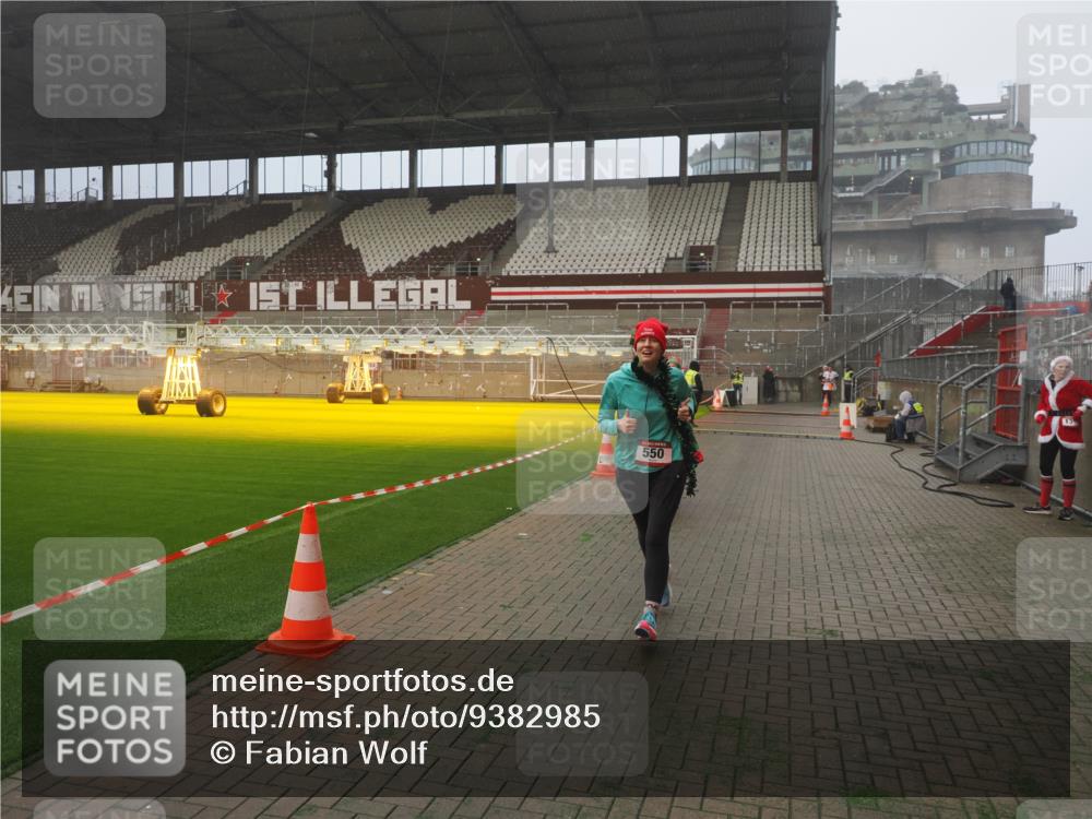 07.12.2025 - St. Pauli X-Mass-Run No. 15 Fabian Wolf http://msf.ph/oto/9382985 07.12.2025 10:10:33 Ziel 550, 964, 1571, 2083, 2087 meine-sportfotos.de