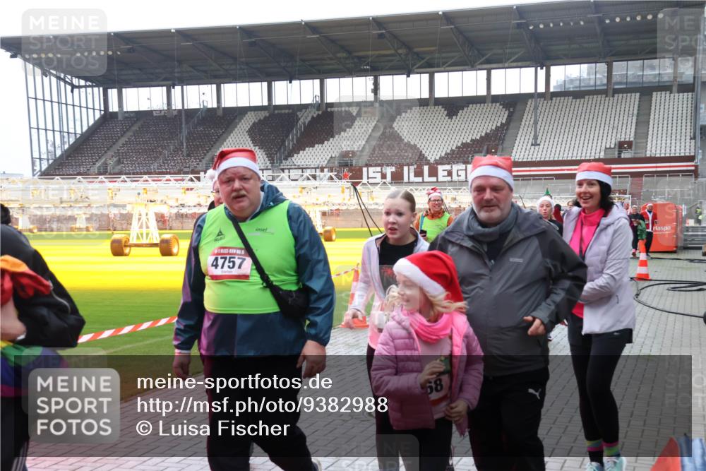 07.12.2025 - St. Pauli X-Mass-Run No. 15 Luisa Fischer http://msf.ph/oto/9382988 07.12.2025 10:51:28 Ziel 4757, 68, 249, 381, 564, 769, 1093, 1691, 1726, 1729, 1730, 2737, 2738, 2763, 3199, 3342, 3368, 4535, 4537, 4760, 4881 meine-sportfotos.de