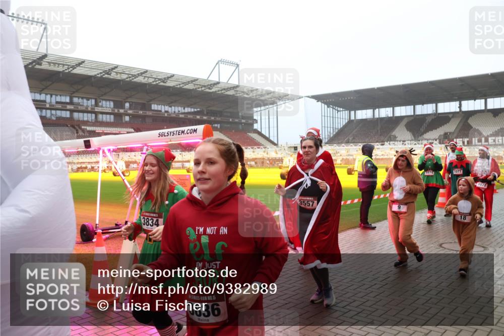 07.12.2025 - St. Pauli X-Mass-Run No. 15 Luisa Fischer http://msf.ph/oto/9382989 07.12.2025 10:13:19 Ziel 3834, 3836, 1077, 1074, 1072, 3557, 9, 18, 9, 18, 80, 938, 1126, 1397, 1733, 2687, 2711, 2712, 2758, 2760, 2770, 3040, 3428, 3514, 3551, 3557, 3585, 3588, 3589, 3799, 3834, 3836, 4487, 4664 meine-sportfotos.de