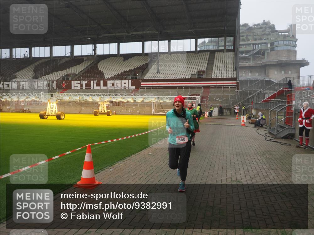 07.12.2025 - St. Pauli X-Mass-Run No. 15 Fabian Wolf http://msf.ph/oto/9382991 07.12.2025 10:10:33 Ziel 550, 964, 1571, 2083, 2087 meine-sportfotos.de