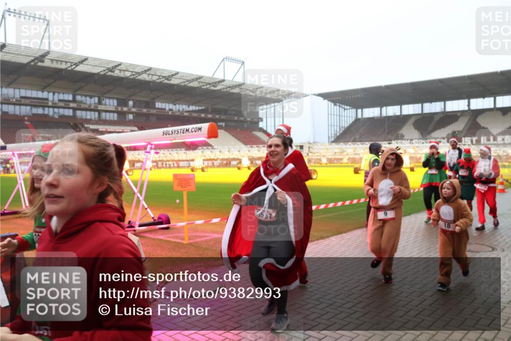 07.12.2025 - St. Pauli X-Mass-Run No. 15 Luisa Fischer http://msf.ph/oto/9382993 07.12.2025 10:13:20 Ziel 9, 18, 1077, 9, 18, 80, 938, 1044, 1126, 1397, 1733, 2687, 2711, 2712, 2758, 2760, 2770, 3040, 3428, 3514, 3551, 3557, 3585, 3588, 3589, 3799, 3834, 3836, 4487, 4664 meine-sportfotos.de