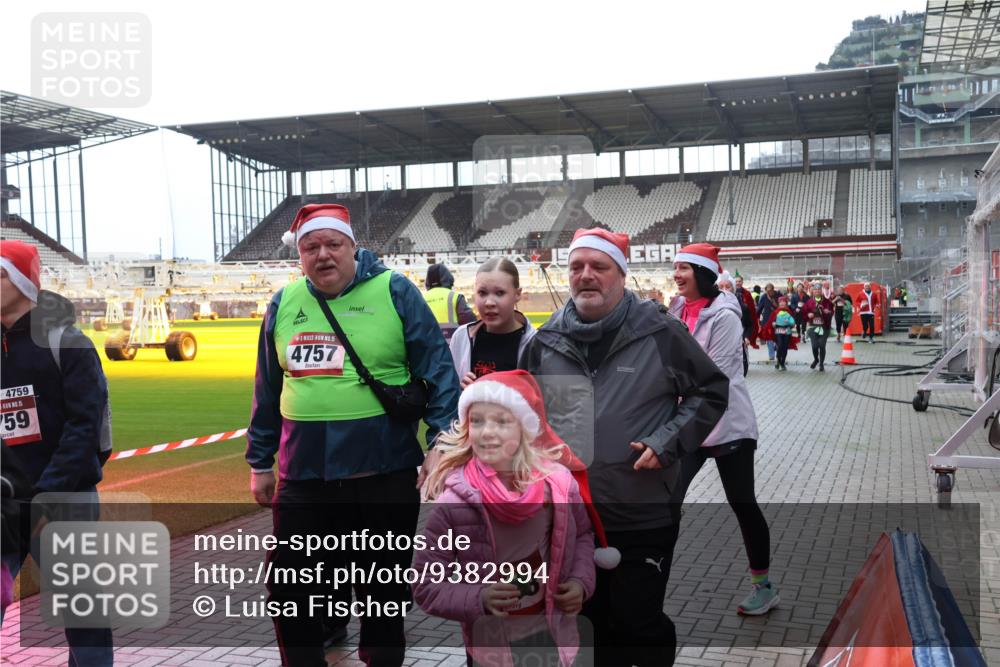 07.12.2025 - St. Pauli X-Mass-Run No. 15 Luisa Fischer http://msf.ph/oto/9382994 07.12.2025 10:51:29 Ziel 4759, 15, 59, 15, 4757, 12, 15, 249, 381, 564, 769, 1093, 1691, 1726, 1729, 1730, 2737, 2738, 2763, 3199, 3342, 3368, 4535, 4537, 4760, 4881 meine-sportfotos.de