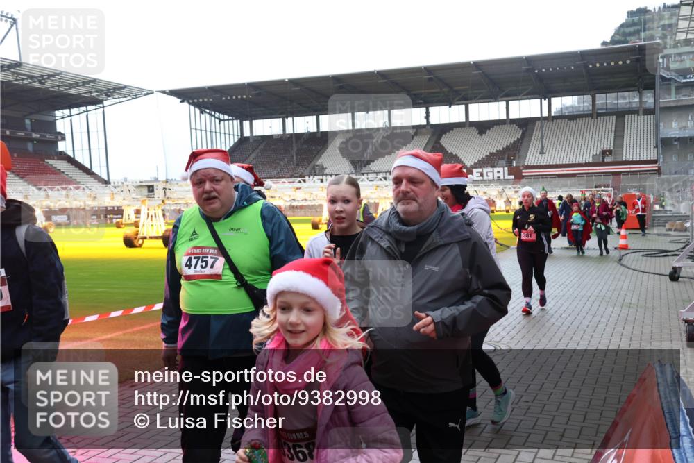 07.12.2025 - St. Pauli X-Mass-Run No. 15 Luisa Fischer http://msf.ph/oto/9382998 07.12.2025 10:51:29 Ziel 15, 4757, 15, 368, 381, 249, 381, 564, 769, 1093, 1691, 1726, 1729, 1730, 2737, 2738, 2763, 3199, 3342, 3368, 4535, 4537, 4760, 4881 meine-sportfotos.de