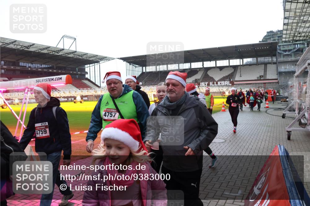 07.12.2025 - St. Pauli X-Mass-Run No. 15 Luisa Fischer http://msf.ph/oto/9383000 07.12.2025 10:51:30 Ziel 4759, 4759, 5, 4757, 381, 249, 381, 564, 769, 1093, 1691, 1726, 1729, 1730, 2737, 2738, 2763, 3199, 3342, 4535, 4537, 4760, 4881 meine-sportfotos.de