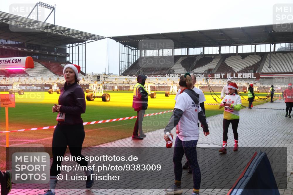 07.12.2025 - St. Pauli X-Mass-Run No. 15 Luisa Fischer http://msf.ph/oto/9383009 07.12.2025 11:24:48 Ziel 2, 672, 813, 1320, 1346, 1752, 1773, 2386, 2388, 2399, 2400, 2402, 2448, 2480, 2605, 2606, 2814, 2852, 2875, 2881, 3092, 3194, 3361, 4840, 4841 meine-sportfotos.de
