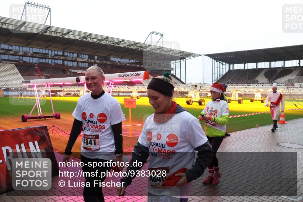 07.12.2025 - St. Pauli X-Mass-Run No. 15 Luisa Fischer http://msf.ph/oto/9383028 07.12.2025 11:24:51 Ziel 15, 4841, 15, 4840, 613, 672, 813, 1320, 1346, 1752, 1773, 2386, 2388, 2399, 2400, 2402, 2448, 2480, 2605, 2606, 2814, 2852, 2859, 2869, 2875, 2881, 3092, 3193, 3194, 3195, 3361, 4840, 4841 meine-sportfotos.de