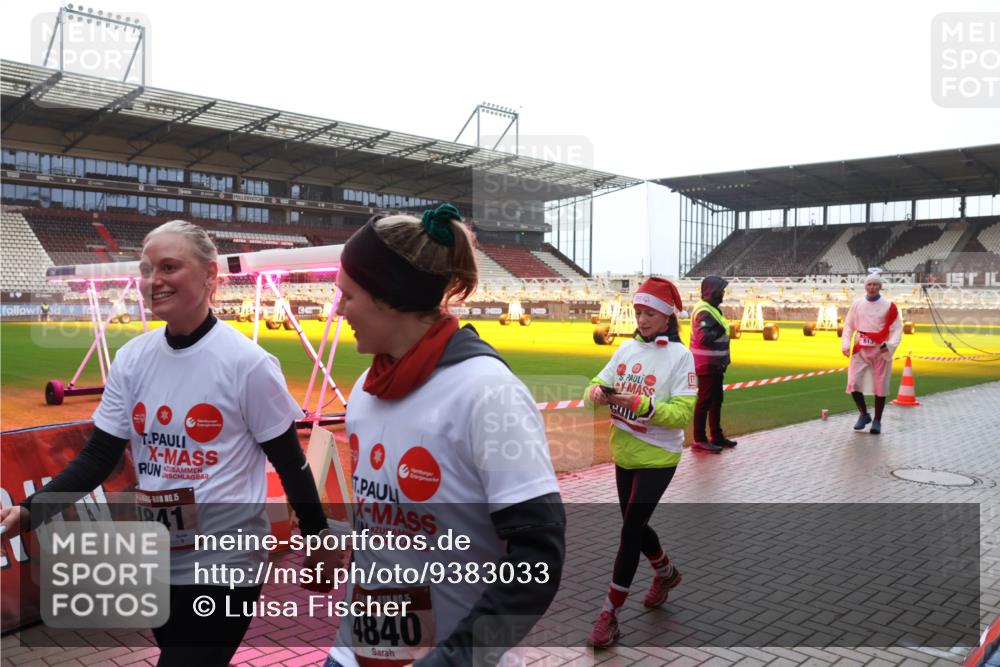 07.12.2025 - St. Pauli X-Mass-Run No. 15 Luisa Fischer http://msf.ph/oto/9383033 07.12.2025 11:24:51 Ziel 15, 4841, 15, 4840, 672, 813, 1320, 1346, 1752, 1773, 2386, 2388, 2399, 2400, 2402, 2448, 2480, 2605, 2606, 2814, 2852, 2859, 2869, 2875, 2881, 3092, 3193, 3194, 3195, 3361, 4840, 4841 meine-sportfotos.de
