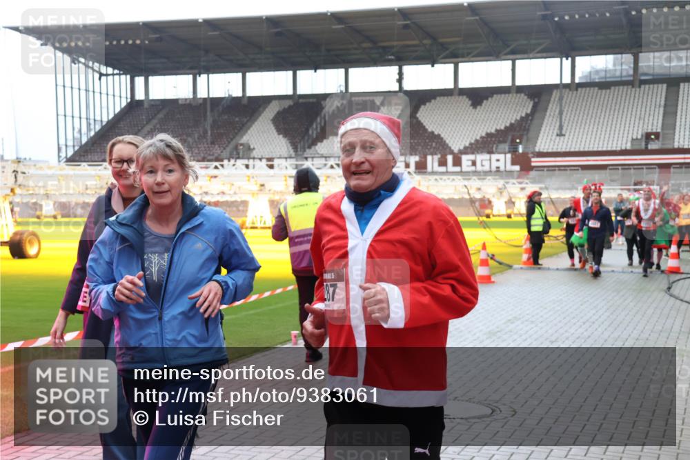 07.12.2025 - St. Pauli X-Mass-Run No. 15 Luisa Fischer http://msf.ph/oto/9383061 07.12.2025 10:51:42 Ziel 87, 249, 381, 769, 1047, 1093, 1691, 2642, 2643, 2674, 2737, 2738, 2959, 3199, 3342, 4535, 4881 meine-sportfotos.de