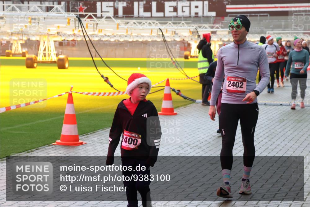 07.12.2025 - St. Pauli X-Mass-Run No. 15 Luisa Fischer http://msf.ph/oto/9383100 07.12.2025 11:25:05 Ziel 15, 400, 15, 2402, 2399, 672, 705, 1320, 1346, 1384, 1427, 1752, 1773, 2386, 2388, 2399, 2400, 2402, 2447, 2448, 2480, 2605, 2606, 2852, 2859, 2869, 2875, 2881, 3092, 3193, 3194, 3195, 3306, 3314, 4632 meine-sportfotos.de
