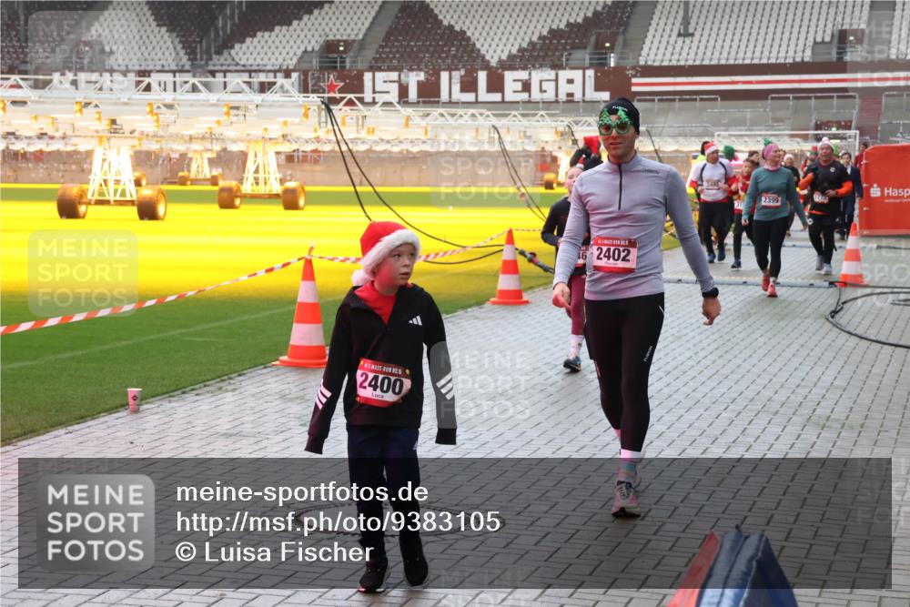 07.12.2025 - St. Pauli X-Mass-Run No. 15 Luisa Fischer http://msf.ph/oto/9383105 07.12.2025 11:25:05 Ziel 15, 2400, 2402, 2480, 174, 2399, 672, 705, 1320, 1346, 1384, 1427, 1752, 1773, 2386, 2388, 2399, 2400, 2402, 2447, 2448, 2480, 2605, 2606, 2852, 2859, 2869, 2875, 2881, 3092, 3193, 3194, 3195, 3306, 3314, 4632 meine-sportfotos.de
