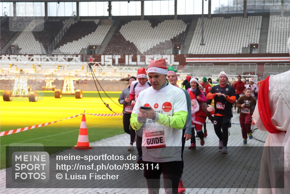 07.12.2025 - St. Pauli X-Mass-Run No. 15 Luisa Fischer http://msf.ph/oto/9383114 07.12.2025 11:25:15 Ziel 1320, 15, 1773, 3306, 470, 473, 672, 705, 1320, 1346, 1384, 1427, 1527, 1752, 1773, 1855, 1858, 2151, 2193, 2399, 2400, 2402, 2447, 2448, 2480, 2606, 2852, 2859, 2869, 2981, 2990, 3092, 3193, 3194, 3195, 3306, 3314, 4632, 5003 meine-sportfotos.de